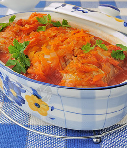 陶醉牛肉煮番茄汁加洋葱和胡萝卜的卷心菜美味图片