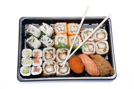 井仓各种类的寿司在盒中卷什锦的图片