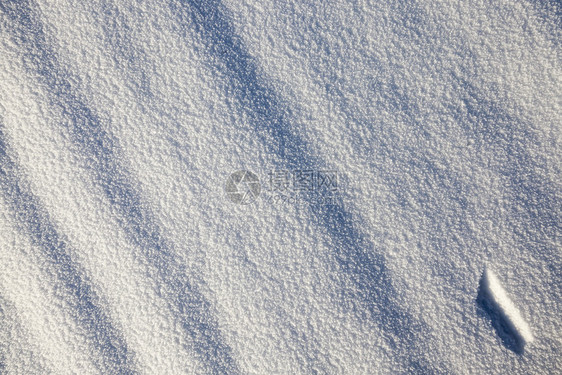 雾凇美丽冬季雪在下后出现冬季的雪流在天飘动季风暴图片