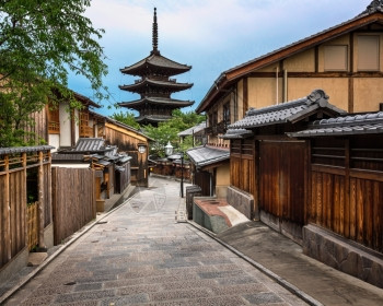 老的旅行暮上午日本京都YasakaPagoda和SannenZaka街图片