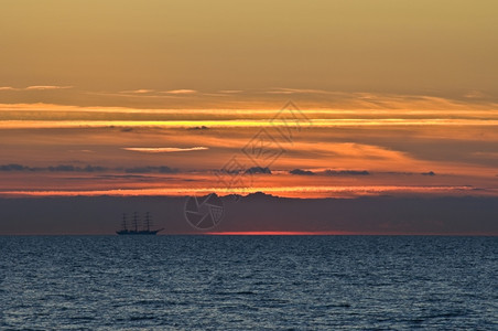 太阳海日出美丽的落与一艘大帆船图片