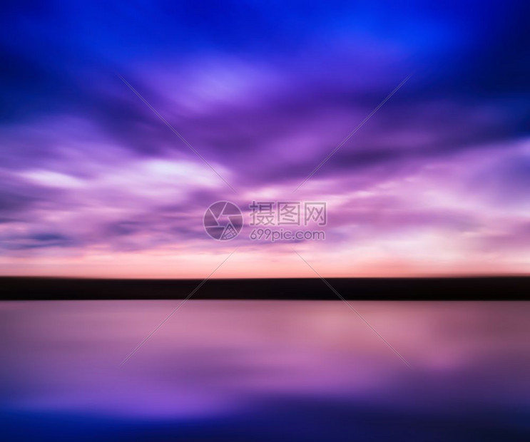 接触地平线水粉红紫河夕阳反映地平面风景背云色观抽象缓慢的叶子横向粉红紫河日落反映霍里索空白的图片