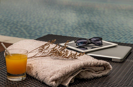 户外茶点享受新鲜橙汁以备在外门游泳池的休闲活动校对PortnoyunorgobleBARBAR放松图片