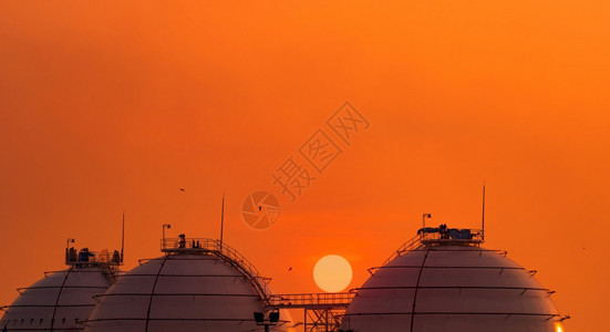 过程植物水库橙色夕阳天空工业储气罐LNG或液化天然气储罐炼油厂球形储气罐地上天然气存行业图片