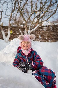 冬天雪地里玩耍的小孩图片