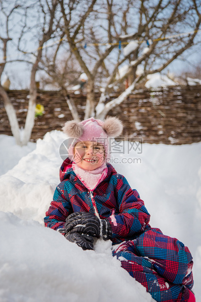 冬天雪地里玩耍的小孩图片