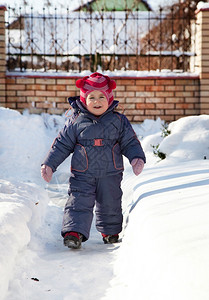 冬天在雪地里玩耍的小女孩图片