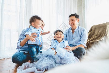 快乐的亚洲家庭在里的卧室一起微笑和大两位父母孩子在Covid19或冠状流行概念旅后人们在隔离中的生活方式白种人或者儿子图片
