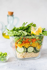 玻璃盒配新鲜生蔬菜沙拉健康膳食谱准备玻璃容器中的健康素食菜肴植物绿色生活理念有机天然食品自制节人图片