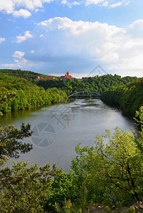 堡垒美丽的哥特城堡Veveri布尔诺市位于捷克南摩拉维亚布尔诺大坝的市中欧春地貌维韦里景观图片
