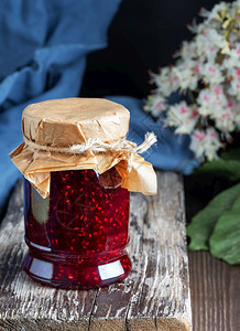 果汁营养山莓木制桌子上玻璃罐里自制的草莓果酱关闭有选择地聚焦图片