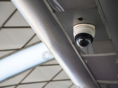 安装在机场和地铁的闭路电视安全摄像头用于安保警卫监测和视以防发生坏事及警报视频相机图片