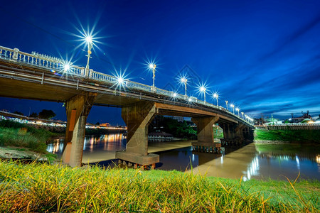 丰富多彩的地标天际线在泰国菲特萨努洛克的EkaThotSa根桥上路边夜间交通灯的颜色图片