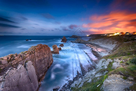 假期宁静自然西班牙海岸日落时有蓝色水域图片