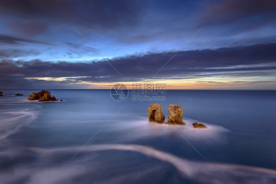 海洋西班牙岸日落时有蓝色水域湿的早晨图片