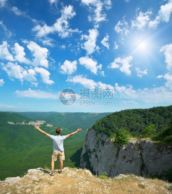 手最佳山里人白天在上为太阳而奋斗登山者图片