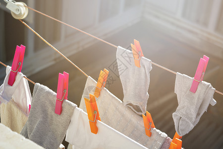 洗衣店细绳服线上挂着洗物在阳光下烘干打扫图片