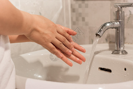 用肥皂洗手清洁特写图片