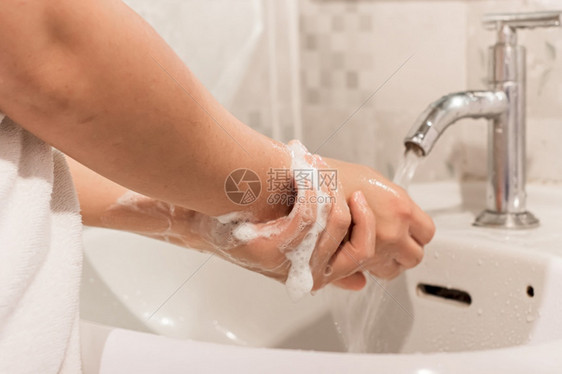 用肥皂洗手特写图片