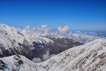 高的山脉面积有惊人的云景沙土和岩层溪流雪峰和冰川多雾路段令人惊叹的图片