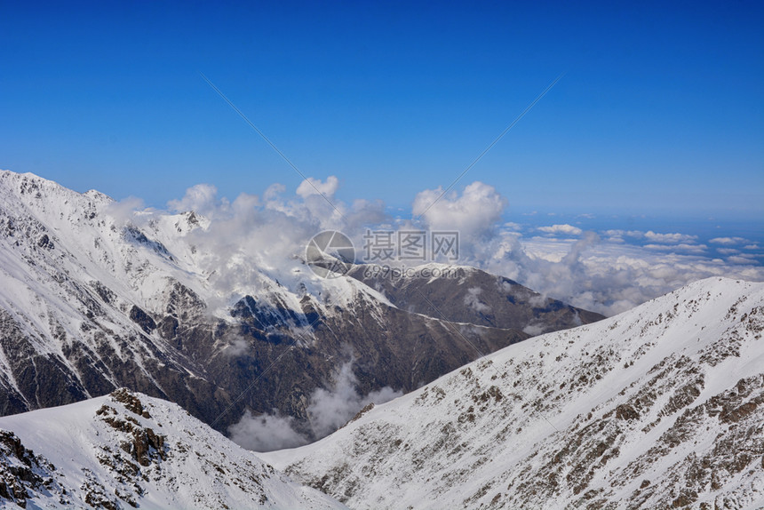 高的山脉面积有惊人的云景沙土和岩层溪流雪峰和冰川多雾路段令人惊叹的图片