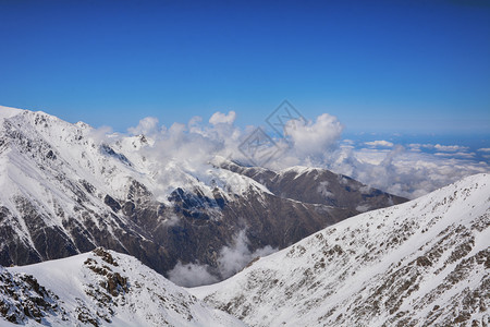 山脉面积有惊人的云景沙土和岩层溪流雪峰和冰川冬天谷令人惊叹的图片