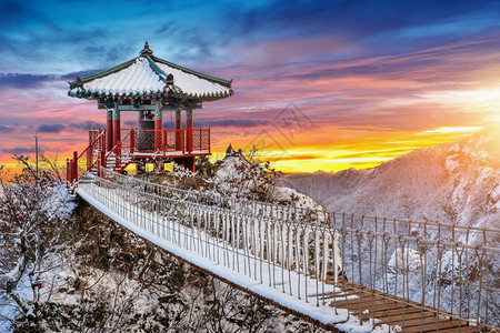 日落时亚山寺冬季金森南朝鲜著名峰公园冒险旅行图片
