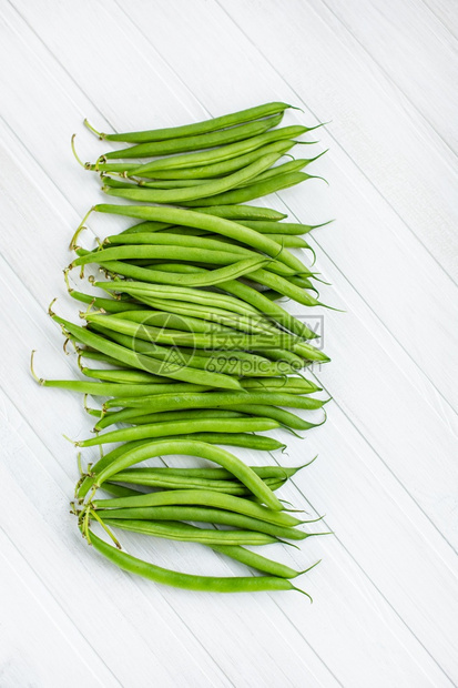 素食主义者乡村以木制绿豆为背景的色豆在白底土木上种植绿豆丰富多彩的图片