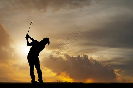 高尔夫球手的休眠在夏季保持高尔夫球场休息时间户外阳光扫地图片