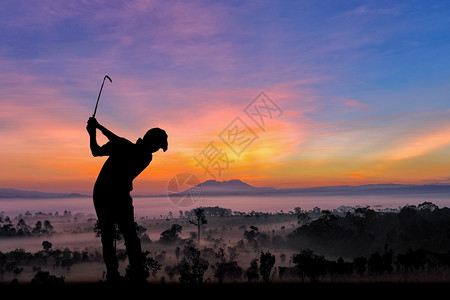 积极的玩高尔夫球手休眠在夏季保持高尔夫球场休息时间夏天图片