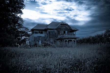 泰国被遗弃的旧房屋门文化幽灵般的图片
