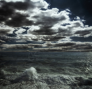 黑暗的暴风云和大海上的巨浪暴风雨支撑飓图片