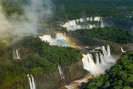 水阿根廷和巴西边界IguazuFalls空中观察角度高的图片