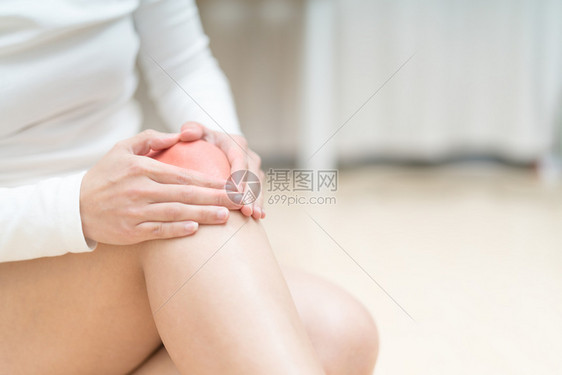 运动妇女坐着并抚摸膝盖痛腿部愈合疼伤害坐着且触脚的妇女痛苦保健和医药概念健康炎图片