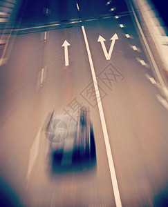 小路方向直的高速公路上大写箭头与旧的沥青比特方对齐Instagram风格过滤效果图片