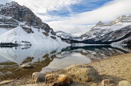 天弓加拿大BowLake上加拿大落基山脉的风景和冬季岩石海岸加拿大艾伯塔班夫公园阿尔伯塔图片