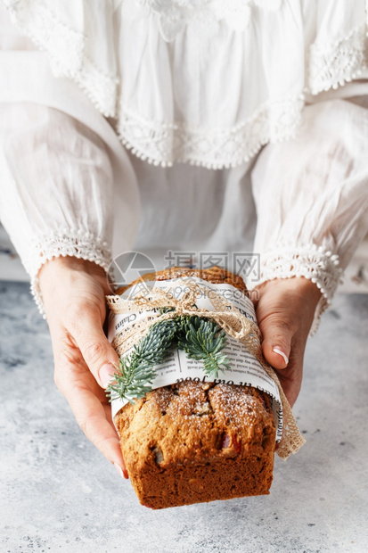斯托伦是坚果香料和干或罐头水果的面包上涂有糖粉它是在圣诞节期间被女吃到的传统德国面包在圣诞节期间人们用女的手吃了它橙美味的豆蔻图片