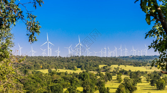 风力涡轮机养殖场景观美丽蓝天黑地在泰国NakornRachasima发电美丽的技术旋转图片