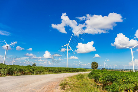 景观白色的美丽风力涡轮机养殖场有蓝天黑地在泰国NakornRatchasima发电保护图片