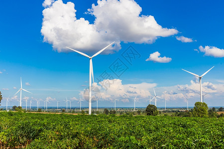 创新美丽的风力涡轮机养殖场有蓝天黑地在泰国NakornRatchasima发电可持续全球的图片