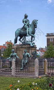 上市丹麦哥本哈根Kingrsquos新广场KongensNytorv的ChristianV雕像丹麦哥本哈根雕像金刚旗帜图片
