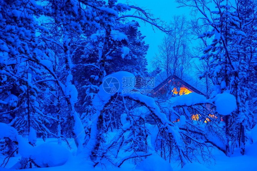 假期冬天夜晚的寒森林下了很多雪孤木小屋在白雪森林和轻光小屋厚的夜幕中发光孤独图片