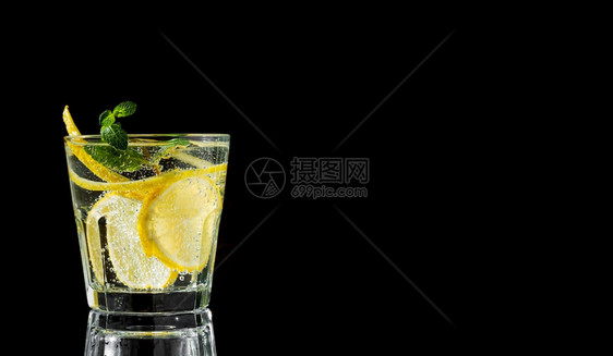 一杯加柠檬水或莫吉托鸡尾酒加柠檬和薄荷复制空间关上自然桌子或者图片