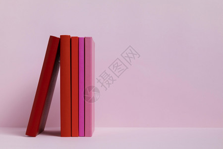 青色图书粉红背景的彩色书籍高分辨率清晰度彩色照片和粉红背景的彩色书籍复古图片