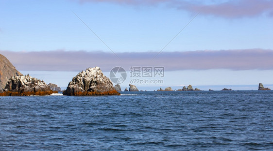 沿海太平洋景的岩石有选择聚焦点假期水图片