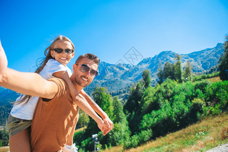 顶峰快乐的酵素山中幸福家庭在暑假雾背景中美丽的山幸福家庭图片