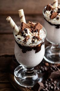 自制曲奇饼咖啡美味的奶昔加冰淇淋巧克力和饼干图片