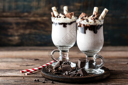 巧克力摩卡食物玻璃牛奶美味的昔加冰淇淋巧克力和饼干背景
