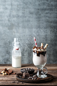 健康可美味的奶昔加冰淇淋巧克力和饼干乳制品图片