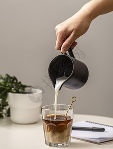 木制的勺子高清晰度照片图人物涂奶油咖啡杯照片质量高的合者包括黑色的背景图片